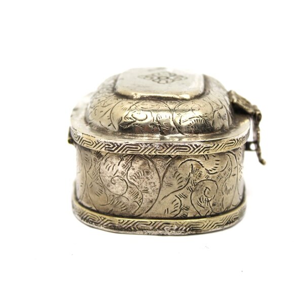 Beautiful Silver Tooled Etched Tin Trinket Box Floral Design Hinged Box - Picture 3 of 9